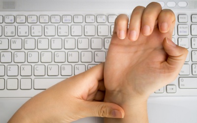 Những nguyên nhân khiến dân văn phòng bị run tay