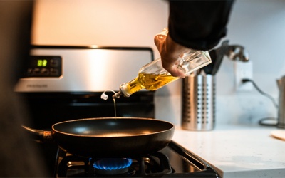 Bạn đã biết cách xử lý dầu ăn thừa sau khi nấu nướng? 