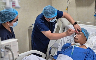 Thấy người bị tai nạn, Thứ trưởng Bộ Y tế ra tay giải nguy 