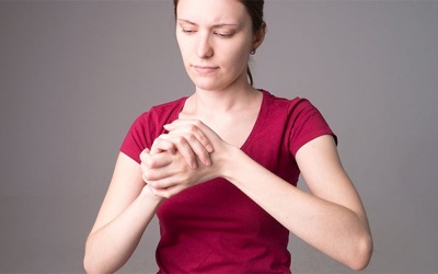 Bị run và cứng cơ tay chân bên trái có cải thiện được không?