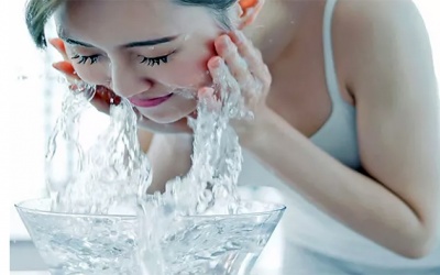 Ngâm mặt trong nước đá: Lợi ích và rủi ro cần biết