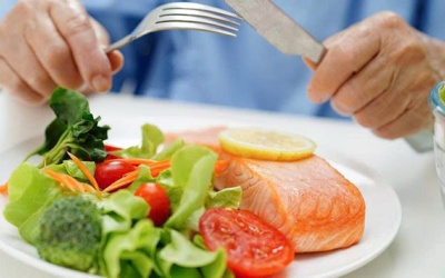 Ăn uống khoa học giúp người cao tuổi kiểm soát mỡ máu