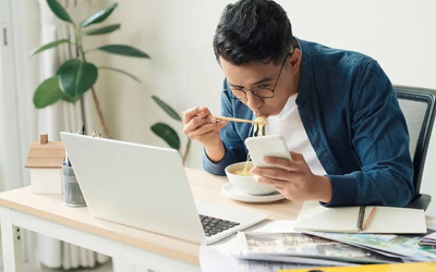 Vừa ăn vừa làm: Thói quen dễ thấy, tác hại khó lường