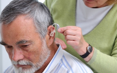 Tự nhiên bị ù tai bên phải có nguy hiểm không?