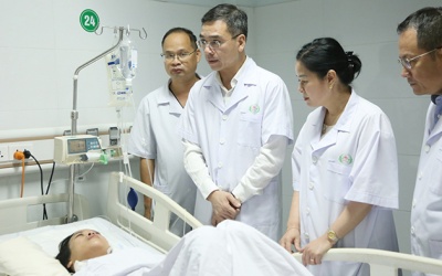 Tặng bằng khen cho 4 điều dưỡng xả thân cứu người ở Bệnh viện Sản Nhi Nghệ An