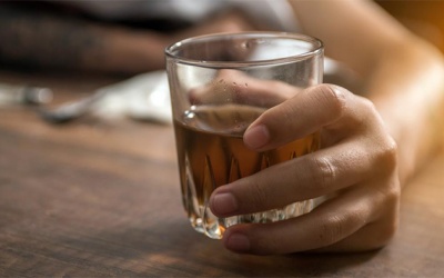 Vì sao run tay giảm khi uống một chút rượu?