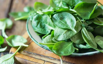 Rau chân vịt giàu sắt nhưng không dễ hấp thụ, nên chế biến ra sao? 