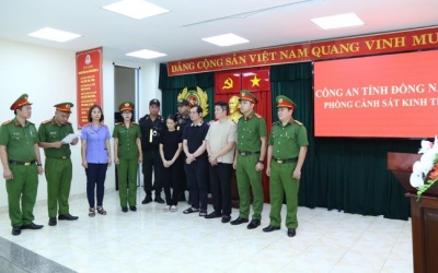 Chồng ca sĩ Đoàn Di Băng bị bắt vì cáo buộc sản xuất, buôn bán hàng giả