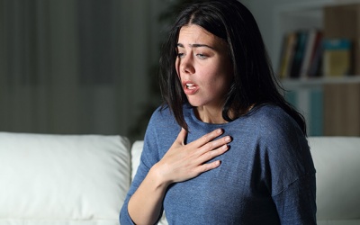 Hít thở sâu thấy tức ngực có phải dấu hiệu thiếu máu cơ tim?