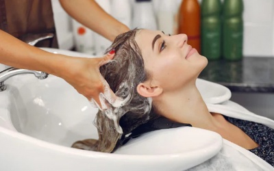 Tóc mềm mượt hơn với phương pháp gội đầu này