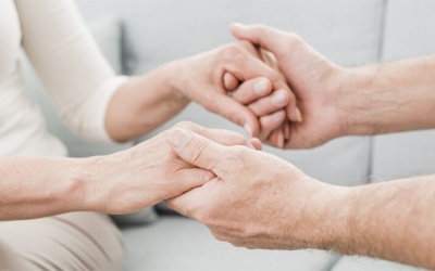 Một vài lời khuyên giúp chăm sóc người bị run chân tay tại nhà hiệu quả