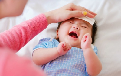 Chuyên gia hướng dẫn: Cần làm gì khi con bị sốt cao co giật?