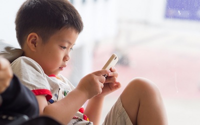 3 nguy cơ sức khỏe khi cho con sở hữu điện thoại quá sớm