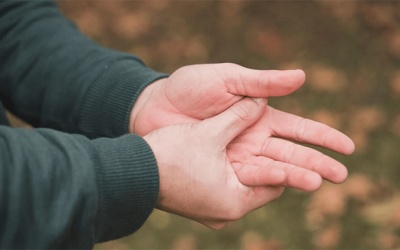 Bị run tay lâu năm, run ngày càng nặng có cách nào cải thiện?