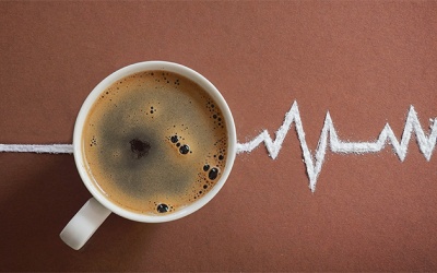 Tim đập loạn xạ, tay run mỗi khi uống cà phê, trà đặc cảnh báo điều gì?