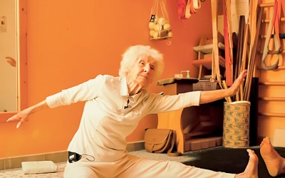 Bí quyết giữ cơ thể dẻo dai của cô giáo yoga 103 tuổi