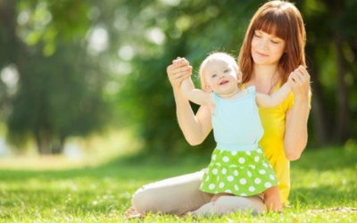 Tắm nắng cho trẻ sơ sinh lúc mấy giờ là tốt và an toàn?