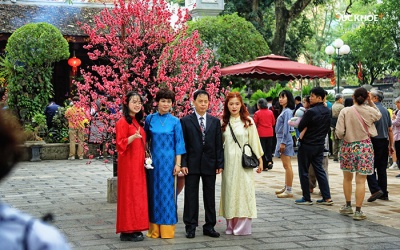 Hà Nội: Người dân nô nức đi lễ chùa ngày mùng 1 Tết Bính Ngọ