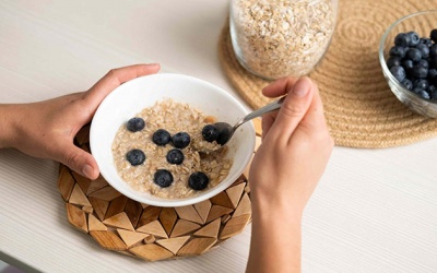 Người hay táo bón có nên ăn sáng với yến mạch?