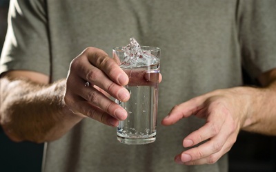 Nguyên nhân run tay khi cầm đồ vật là gì?