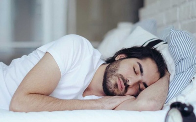 Vì sao nằm nghiêng bên trái tim đập mạnh hơn?