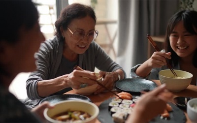 Uống TPBVSK Vương Lão Kiện để giảm run có cần kiêng ăn gì không?