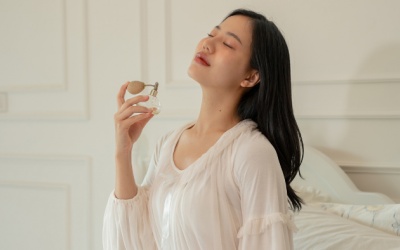 Thói quen xịt nước hoa lên cổ có gây hại tới tuyến giáp?