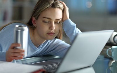 Vì sao uống nước tăng lực mà vẫn uể oải?