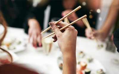 Run tay khi cầm đũa: Vấn đề nhỏ nhưng không nên bỏ qua