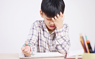 Con gặp khó khăn khi cầm bút, cha mẹ nên làm gì?