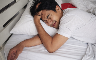 Bệnh run vô căn ảnh hưởng thế nào đến chất lượng giấc ngủ?