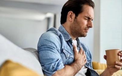 Uống sữa hay ăn bánh mì có giúp giảm ợ nóng?