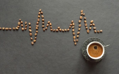 Uống nhiều cà phê để tỉnh táo nhưng hay hồi hộp, tim đập nhanh có đáng lo?