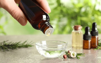 Chăm sóc tóc mùa Hè với tinh dầu tràm trà