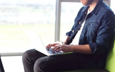 Lý do nên bỏ thói quen đặt laptop trên đùi 