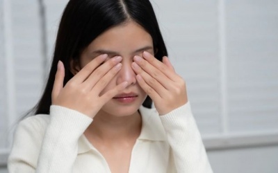 Nguy hiểm tiềm ẩn từ thói quen dụi mắt
