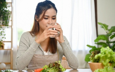 Ăn thực phẩm nào dễ gây khát nước?