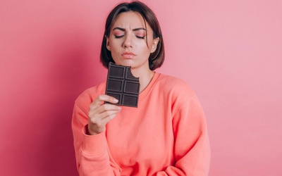 Ăn chocolate đen có giúp giảm đau bụng kinh?