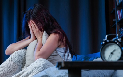 Ngủ muộn khiến bạn dễ cảm thấy lo âu và cô đơn