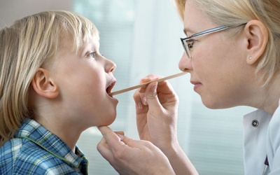 Các biện pháp tại nhà giúp giảm triệu chứng viêm amidan ở trẻ