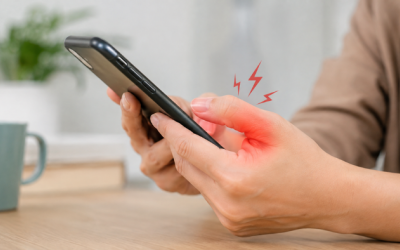 Vì sao dùng điện thoại nhiều dễ đau ngón tay cái?