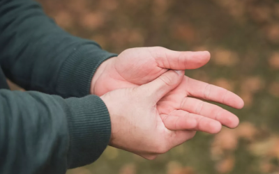 Vì sao người trẻ cũng bị run tay chân?