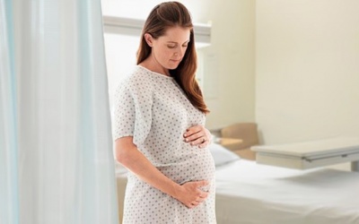 Bà bầu nên tránh dùng nước hoa và vật dụng bằng nhựa