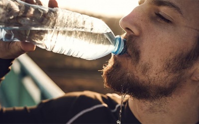 Người bị rối loạn nhịp tim có nên uống nhiều nước cùng lúc không?