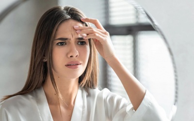 Làm sao để xóa nếp nhăn số 11 trên trán?