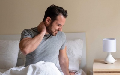 Đau vai gáy về đêm: Nguyên nhân do đâu và làm sao để cải thiện?