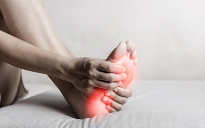 Đái tháo đường 10 năm, bị tê bì châm chích, nóng rát chân phải làm sao?
