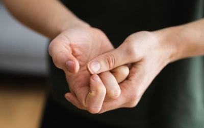Thói quen bẻ khớp ngón tay có hại không?