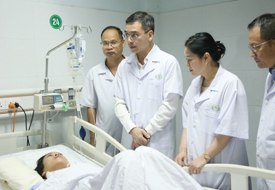 Tặng bằng khen cho 4 điều dưỡng xả thân cứu người ở Bệnh viện Sản Nhi Nghệ An