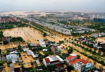Trung Bộ tiếp diễn mưa lớn, nhiều nơi chìm trong biển nước